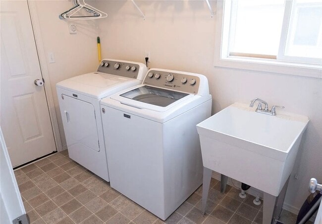 Building Photo - Spacious 4-Bedroom Home with Large Gated Yard Near Cheney & Spokane!