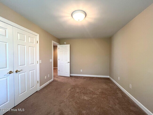 Building Photo - 150 Starland Ln