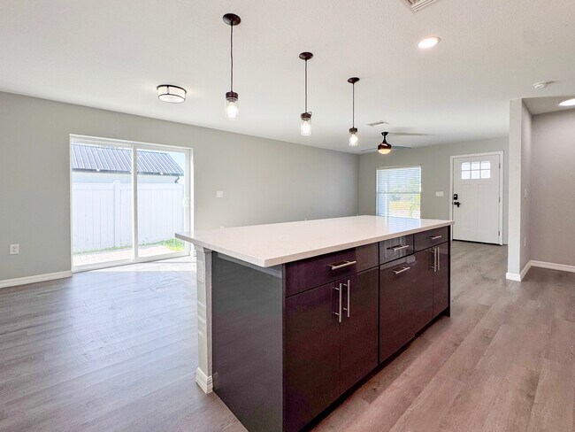 Building Photo - 6827 San Bruno Dr