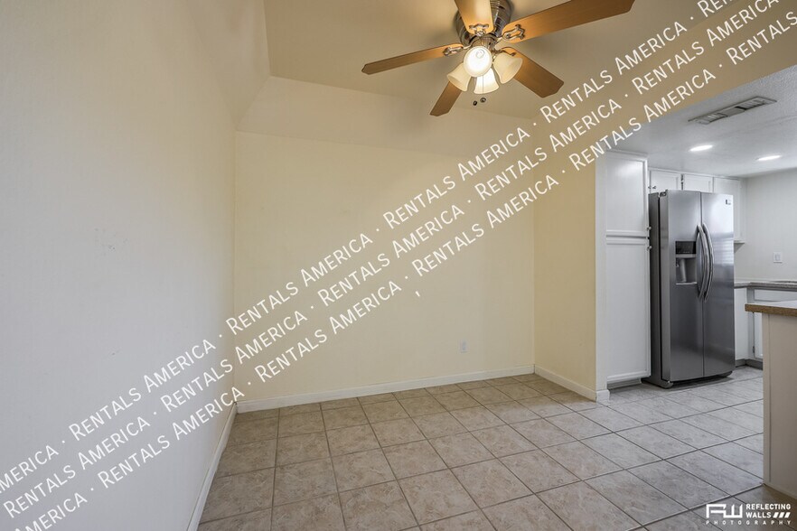 Building Photo - 925 N College Ave