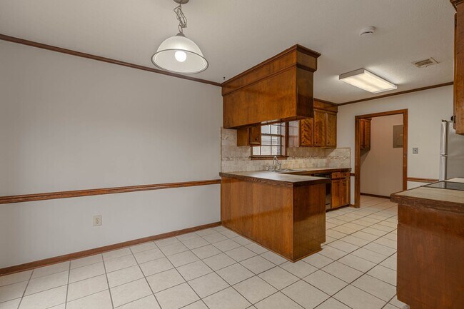 Building Photo - 575 Bradford Dr