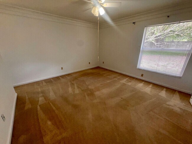 Building Photo - 3 bedroom 2 bath home with solar panels, workshop, large backyard and Florida Room!