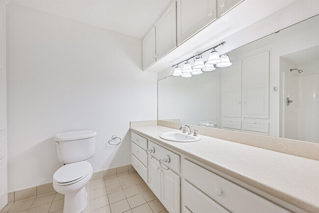Building Photo - 2920 Heron Dr