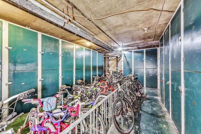 Building Photo - 5400 N Sheridan Rd