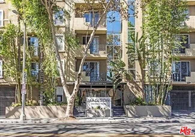 Building Photo - 627 N Rossmore Ave