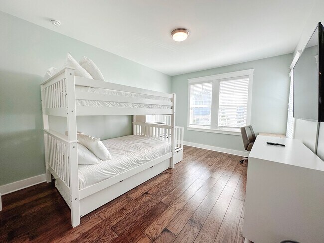 Building Photo - New, exclusive 3200 sq ft 4 bedroom/3.5bat...