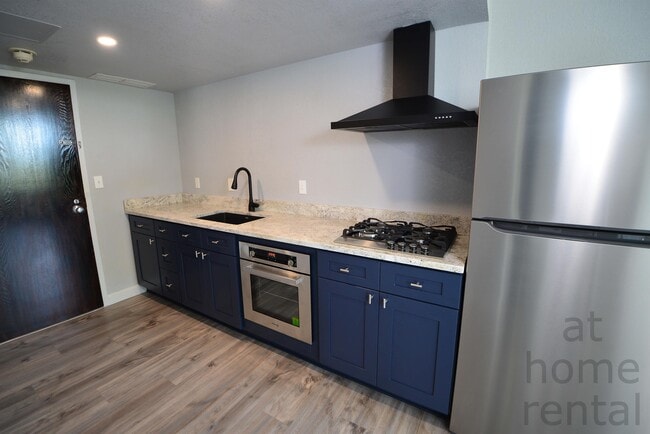 Building Photo - 410 W 7th St