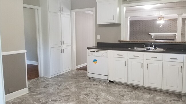 Building Photo - 16 Elmira Dr