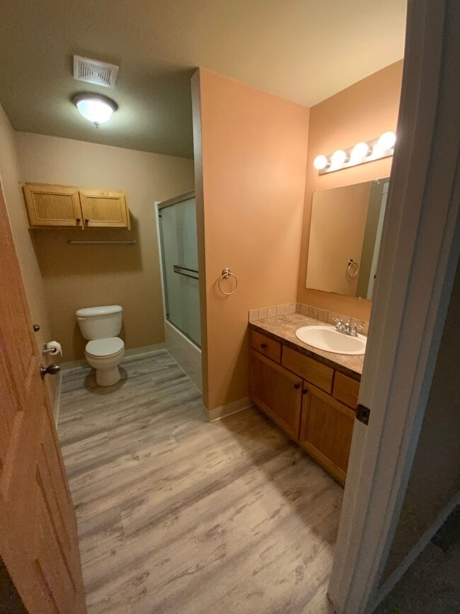 Building Photo - New Year Move-in Special! Modern 2B, 2Ba Condo in Exclusive Gated Community!