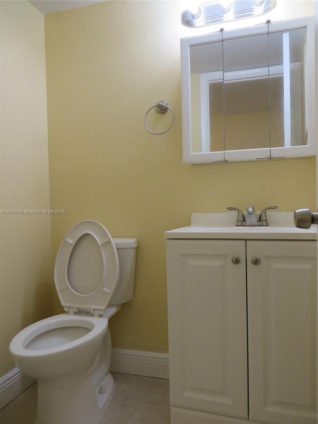 Building Photo - 220 SW 9th Ave