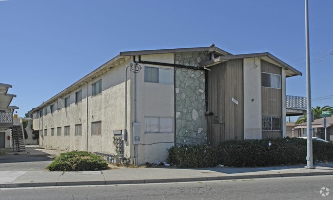 Building Photo - 2000 Broadway Ave