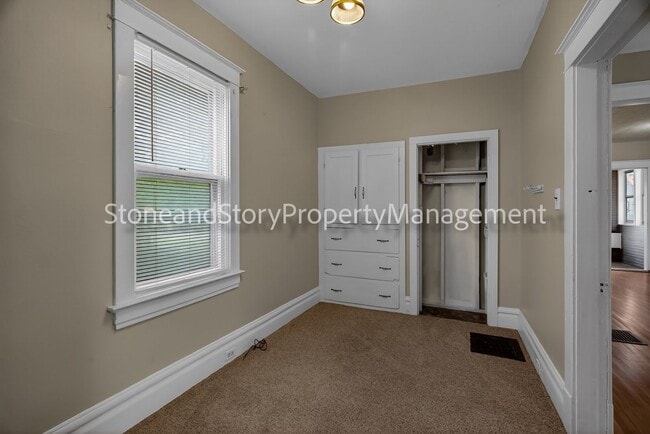 Building Photo - Large 4 bedroom 2 bath in well established Oakland neighborhood