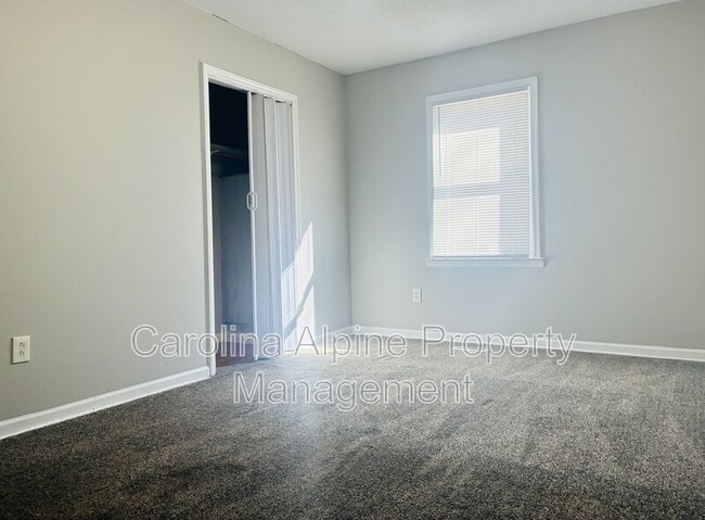 Building Photo - 807 Shaver St