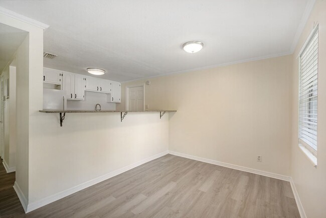 Building Photo - Move in Ready! Modern Style, Renovated 3 b...