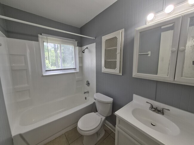 Building Photo - 3921 Malibu Dr
