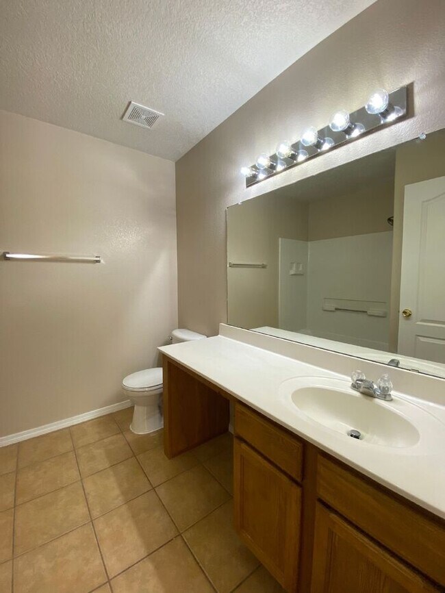 Building Photo - 2 Story - Master on Main Floor - Loft Upst...
