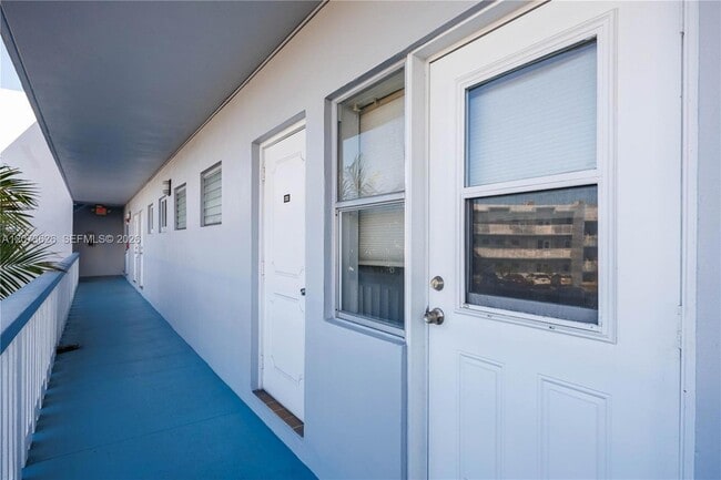 Building Photo - 2300 Park Ln