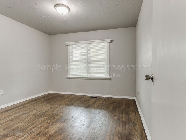 Building Photo - 1800 Hampton Rd