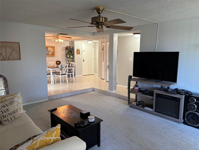 Building Photo - 3650 Inverrary Dr