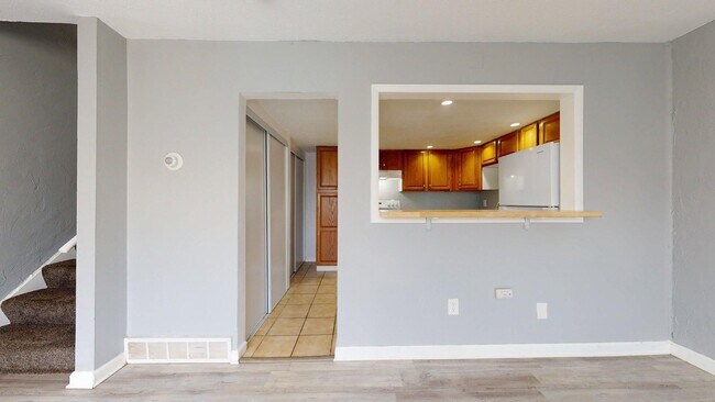 Building Photo - Elyria - updated 2 bedroom/1 bath townhouse.