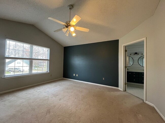 Building Photo - Spacious 3/3 Available For Move In Now