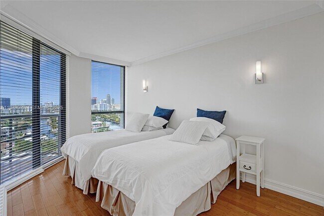 Building Photo - 3640 Yacht Club Dr