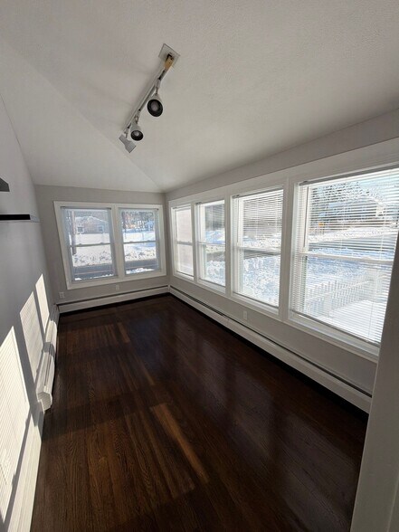 Building Photo - 610 Ives Row