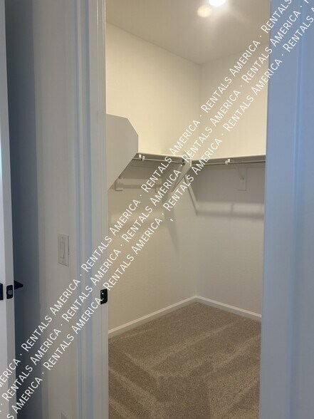 Building Photo - 5612 W Buist Ave