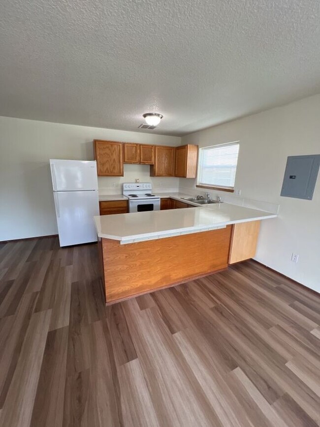 Building Photo - Spacious 2 Bedroom, 2 Bath - Move-in Ready