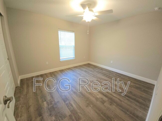 Building Photo - 9115 N Sandree Dr