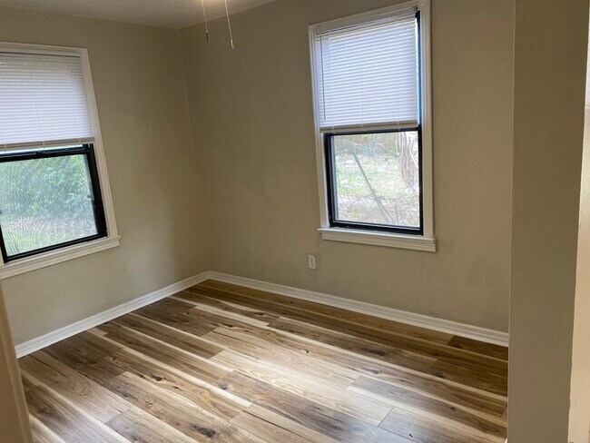 Building Photo - 2046 W 17th St