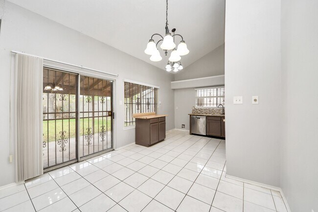 Building Photo - 527 Oakdale Dr