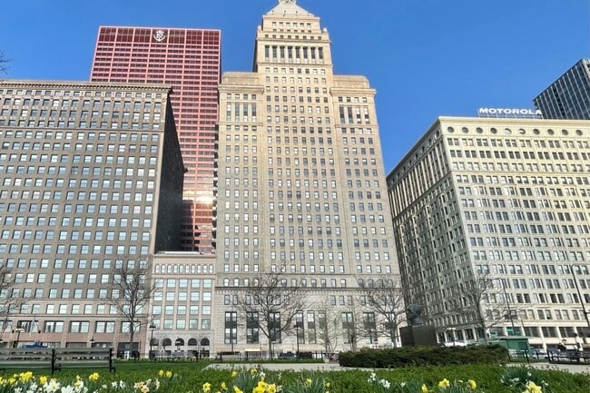 Primary Photo - 310 S Michigan Ave
