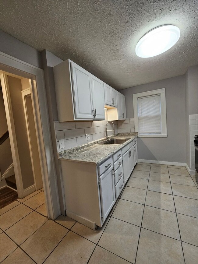 Building Photo - 3 Bed - 1 Full Bath Colonial available for...