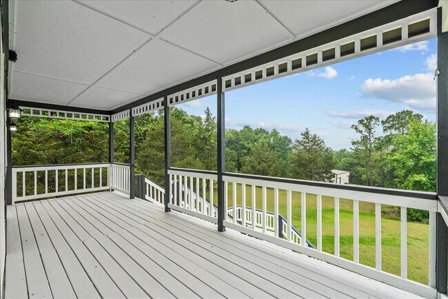 Building Photo - 401 Paradise Dr