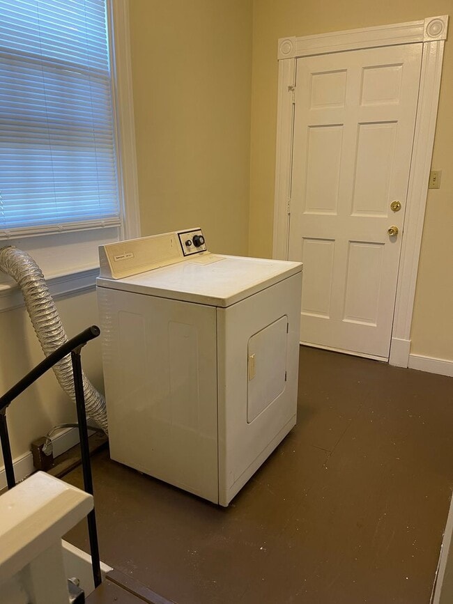 Building Photo - Large 3 bdrm/1 bath Home Within Walking Distance to VCU!