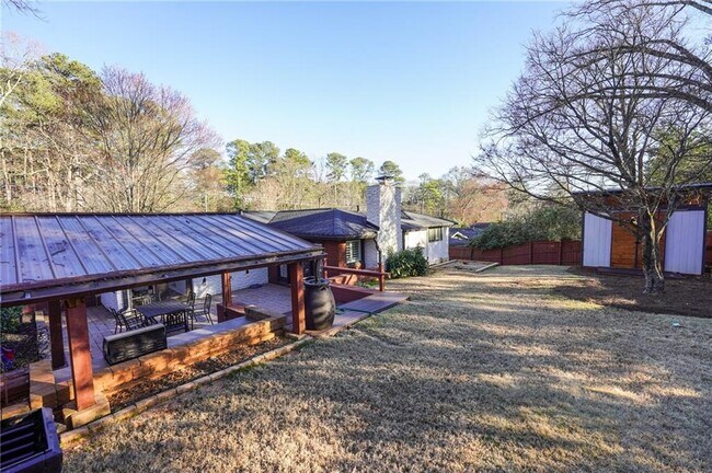 Building Photo - 3844 Longview Dr