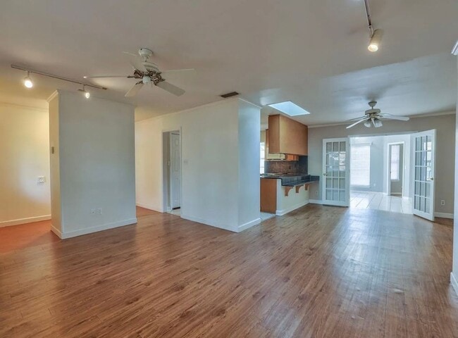 Building Photo - 4 Bed/3 Bath home located near Midtown!