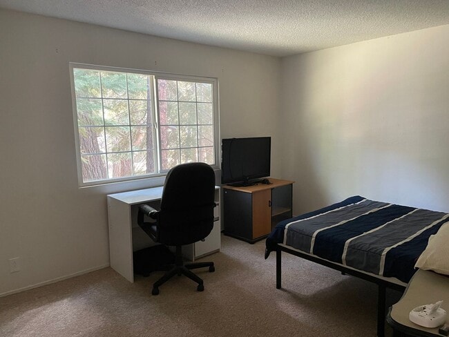 Building Photo - Quiet Corner Unit in Condo Complex