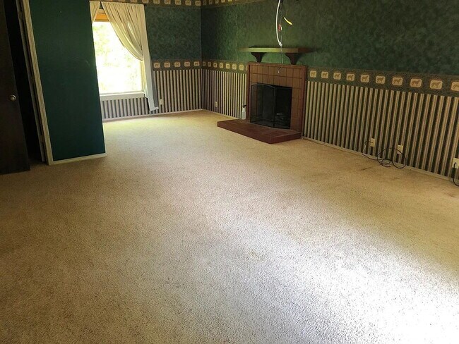 Building Photo - "Charming 3-Bedroom Retreat with Fireplace & Spacious 3100 Sq Ft Layout in Independence, KS!"