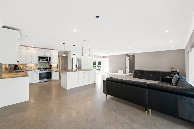 Building Photo - 1120 Renmar Dr