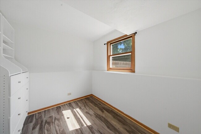 Building Photo - Move-In Ready Split-Level with Open Floor Plan