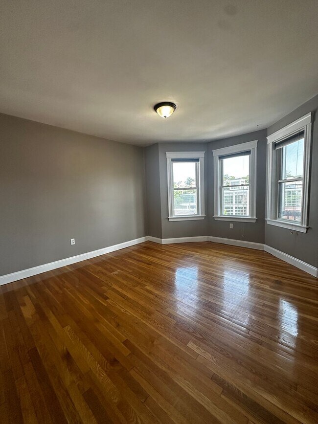 Building Photo - Spacious 3 Bed 2 Bath Apartment With Garag...