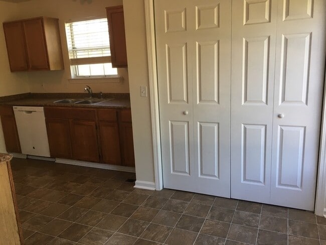 Building Photo - 4 Bedroom 2 bath home off Bell Rd Available !