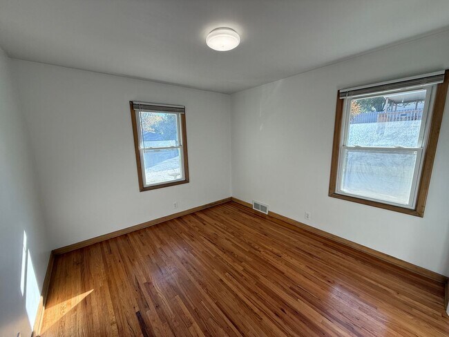 Building Photo - 3BR off 50th and Center