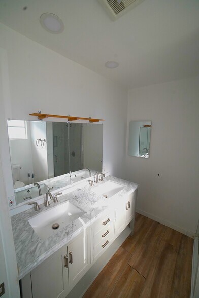 Building Photo - 1160 Chestnut St