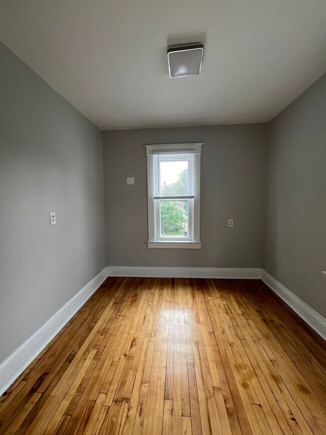 Building Photo - 4 Bedroom 2 Bath House Available in Wausau NOW!