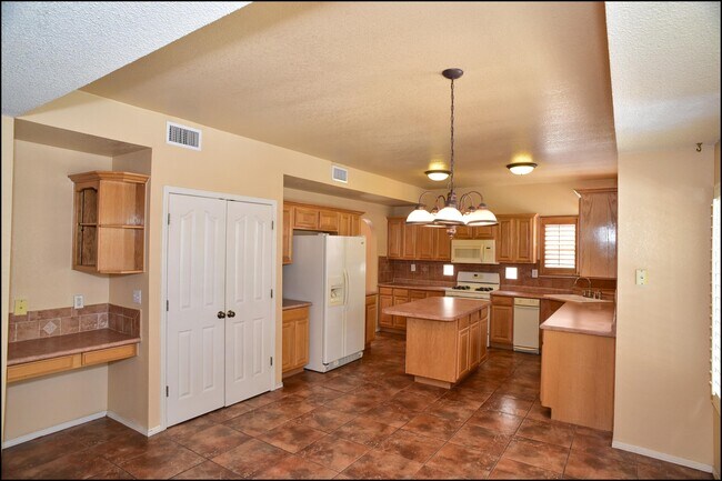 Building Photo - 2041 Shadow Ridge Dr