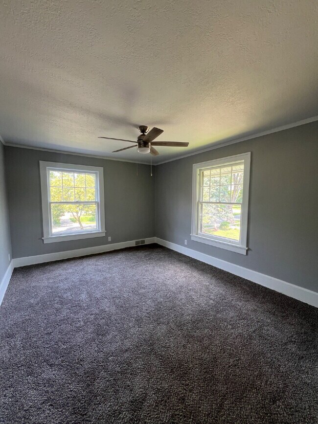 Building Photo - 3 bedroom / 2 bathroom home with Fenced Backyard For Rent on the Popular Kingman Blvd!