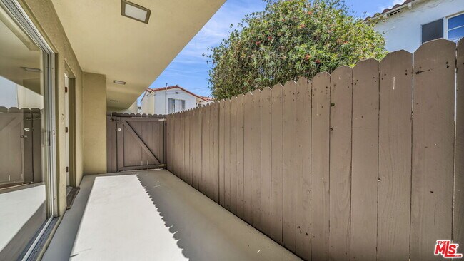 Building Photo - 833 9th St